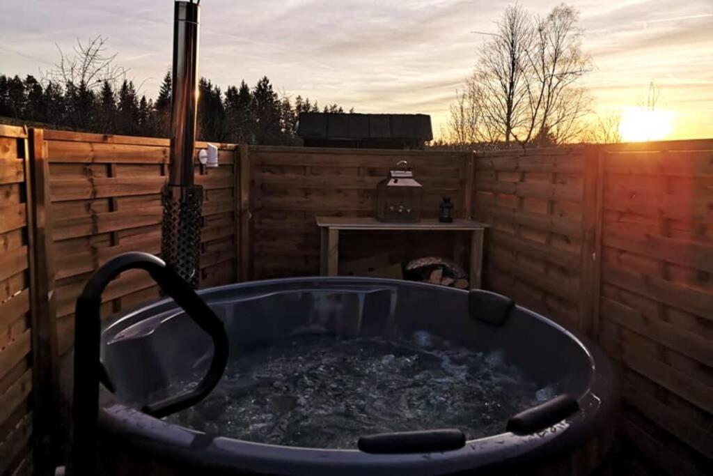 Ruhig Gelegene, Top Moderne Ferienwohnung - Hot Tub Und Sauna Gegen Aufpreis Neuhaus an Der Eger Esterno foto